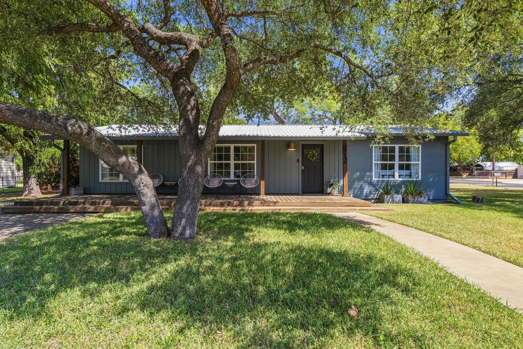 912 SE Apple St — photo