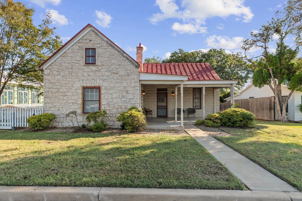 504 W Austin St — photo
