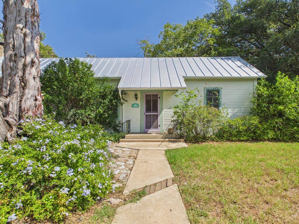 606 W Austin St — photo