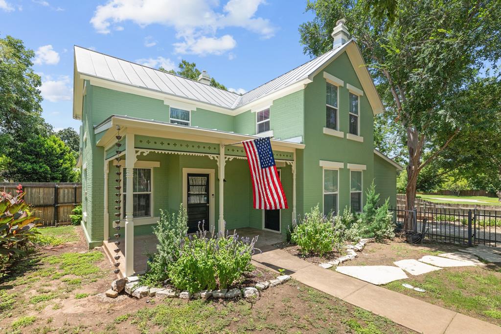 605 W Schubert St — photo