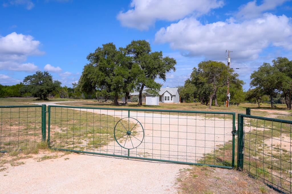 725 Lonesome Loop, Blanco, TX 78606 — photo 2