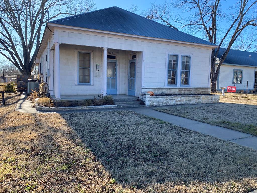 209 W Hackberry St — photo