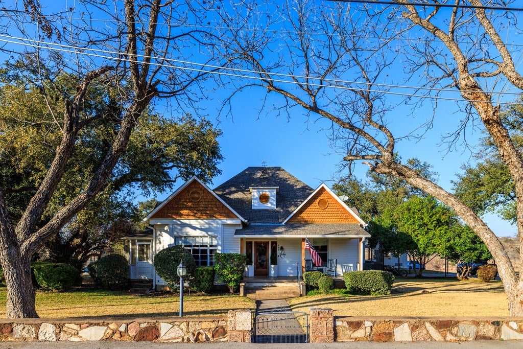 409 E Main St, Llano, TX 78643 — photo 2