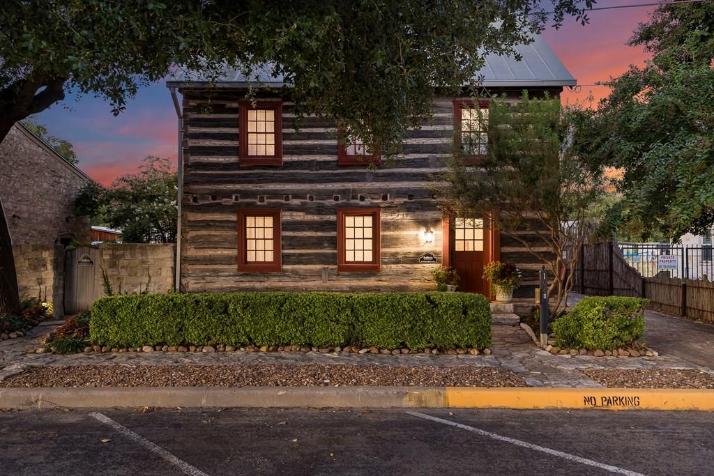 104 E Austin St B — photo