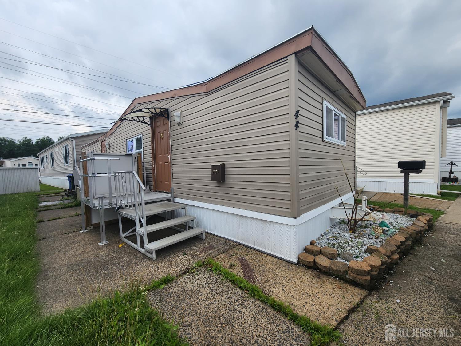 44 Coke Avenue — photo