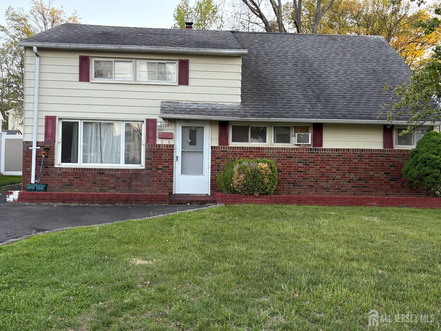 1087 E Woodruff Street — photo