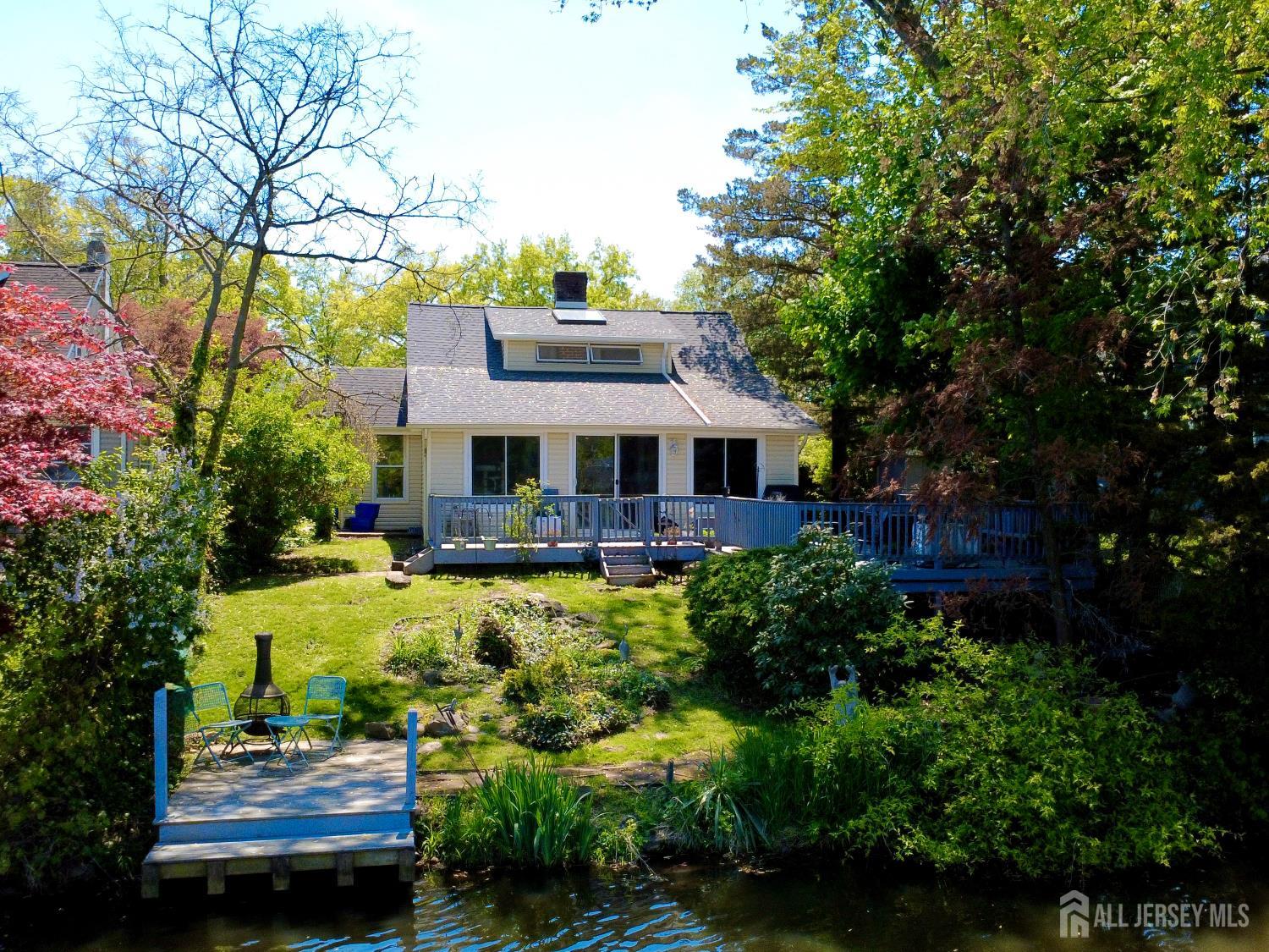 160 Lakeside Drive S — photo