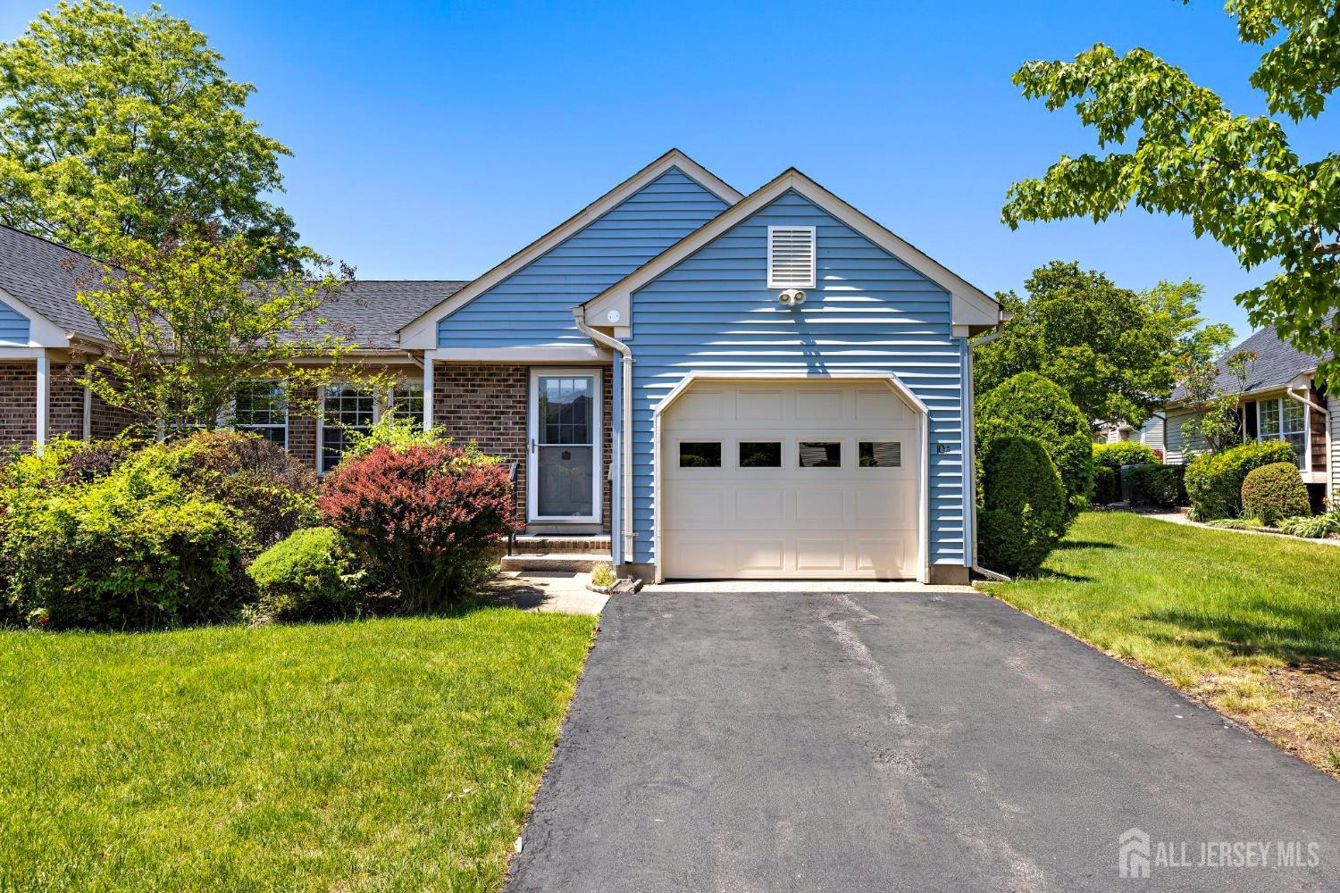 10 Alexander Hamilton Court a — photo