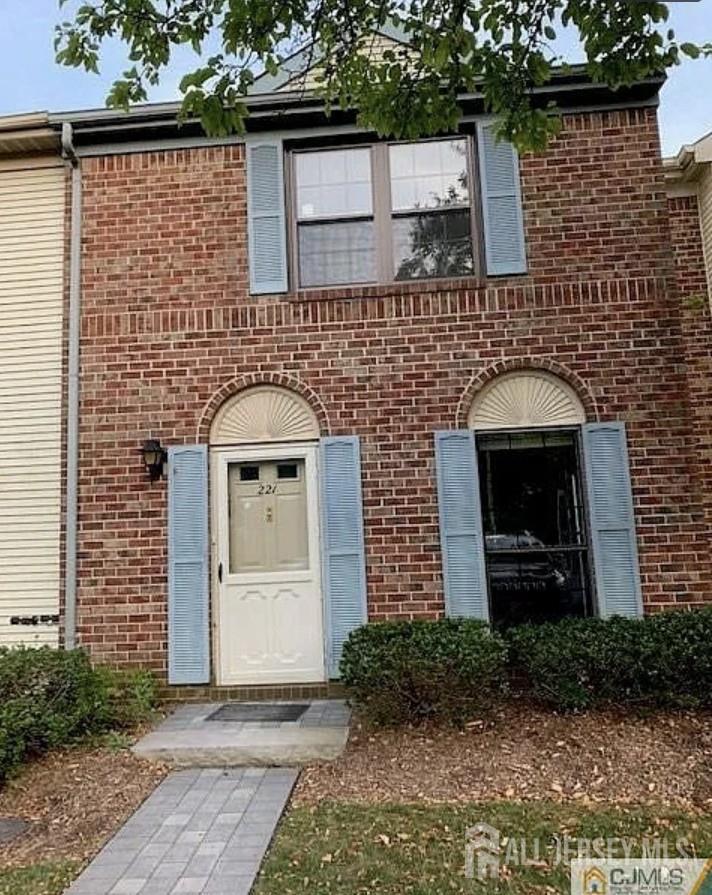 221 Hampshire Court — photo