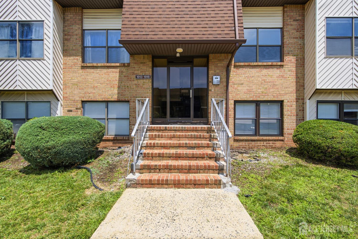 1913 Raspberry Court — photo