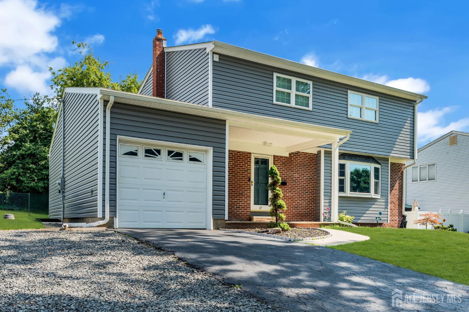 37 Janet Court — photo