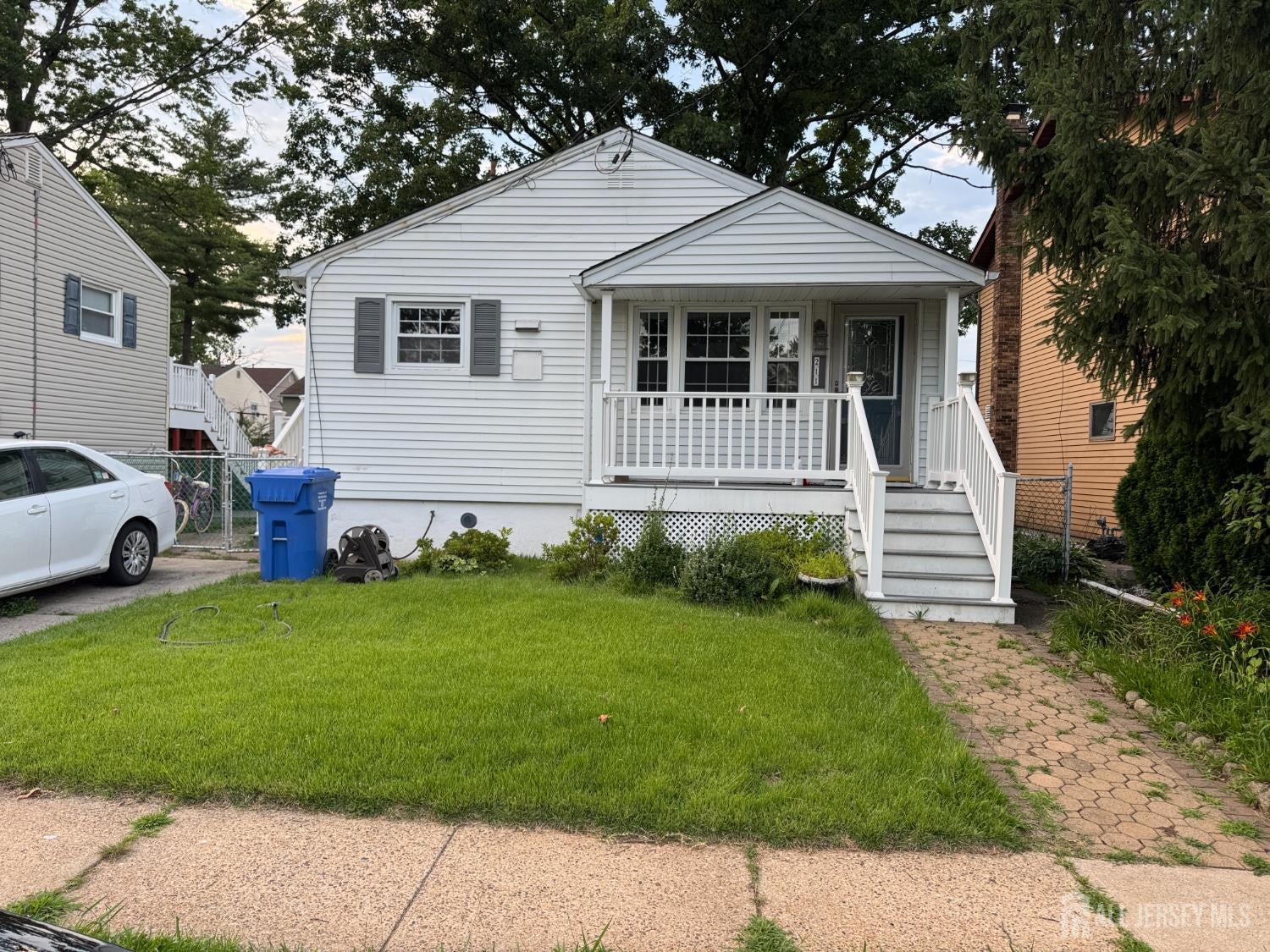 211 E Louis Place E — photo