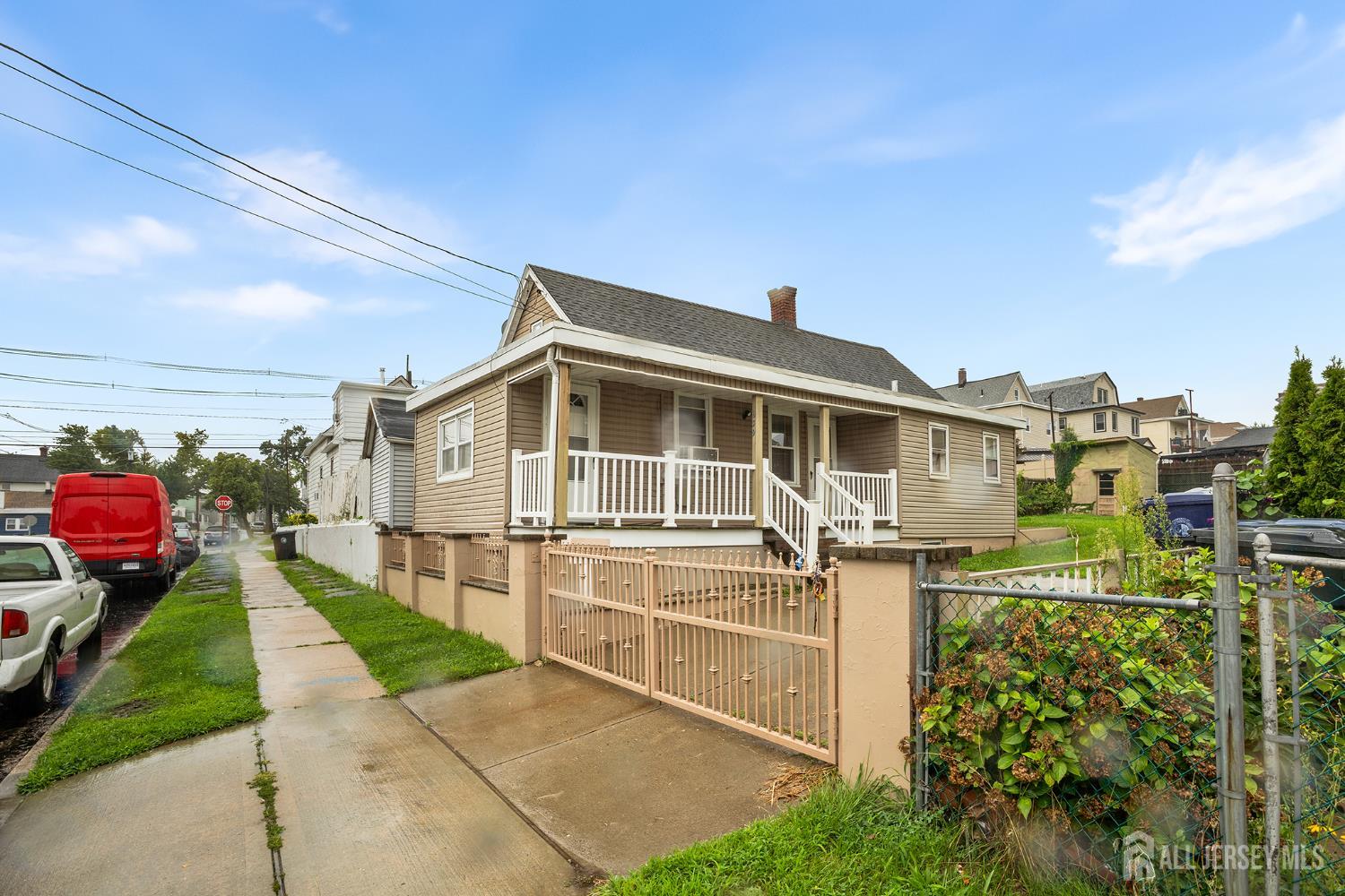 639 Johnstone Street — photo