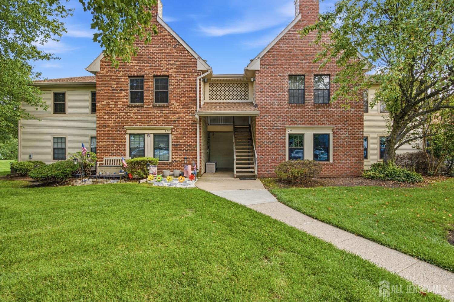 277 Hatfield Lane — photo