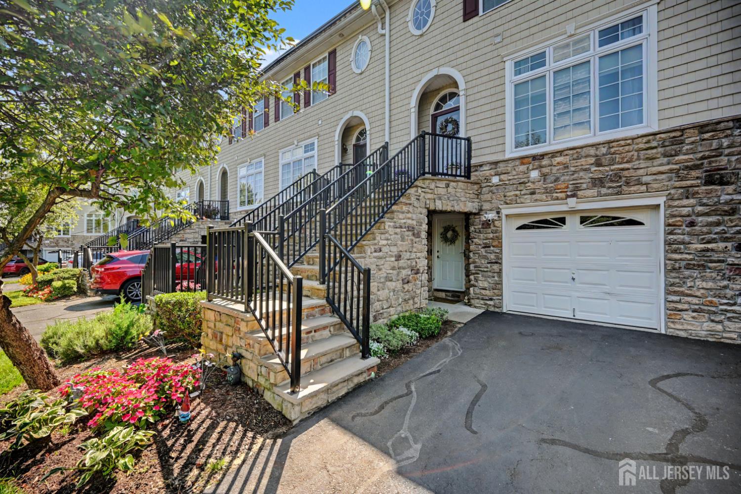 12 Sandra Court — photo