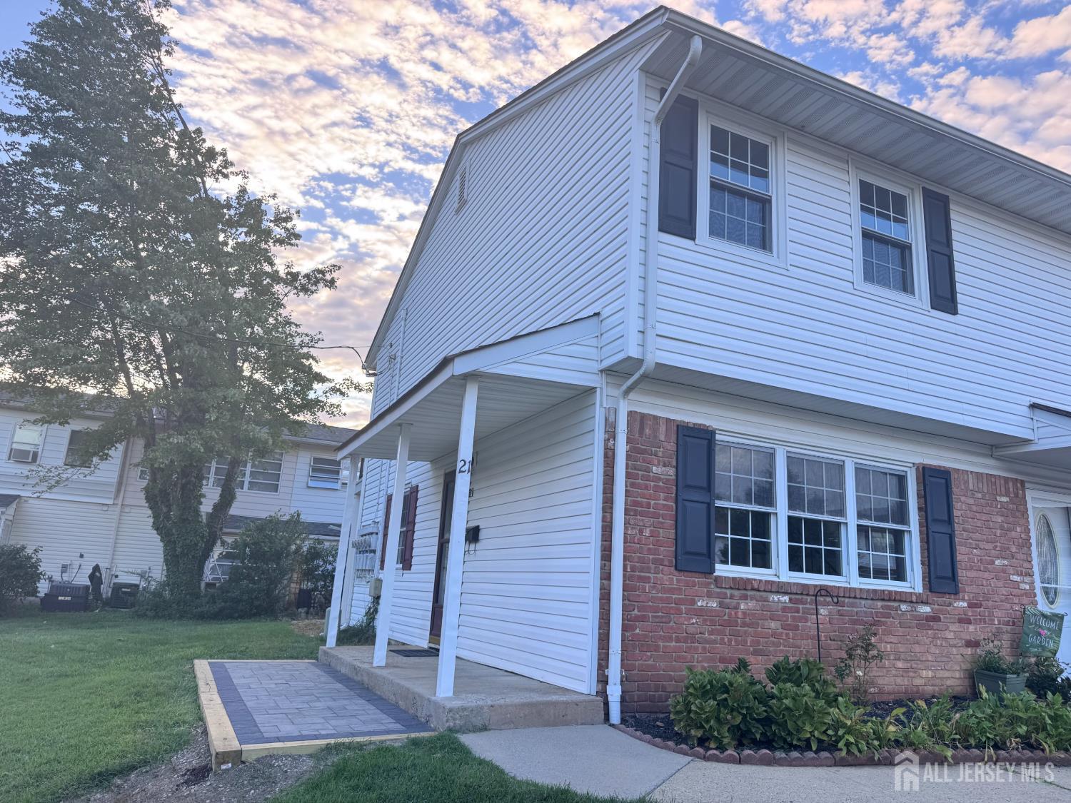 21 Iowa Court — photo