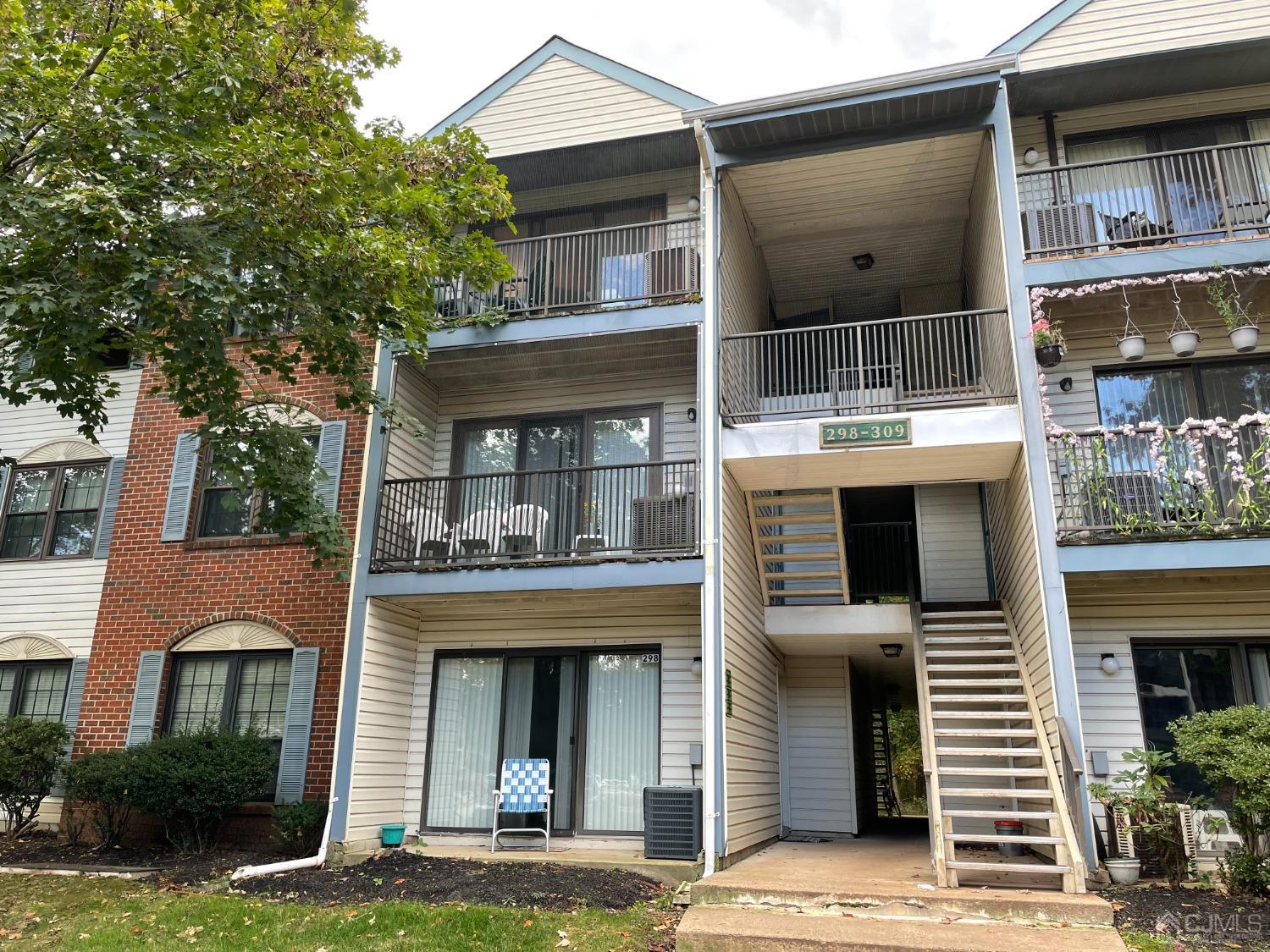 306 Hampshire Court — photo