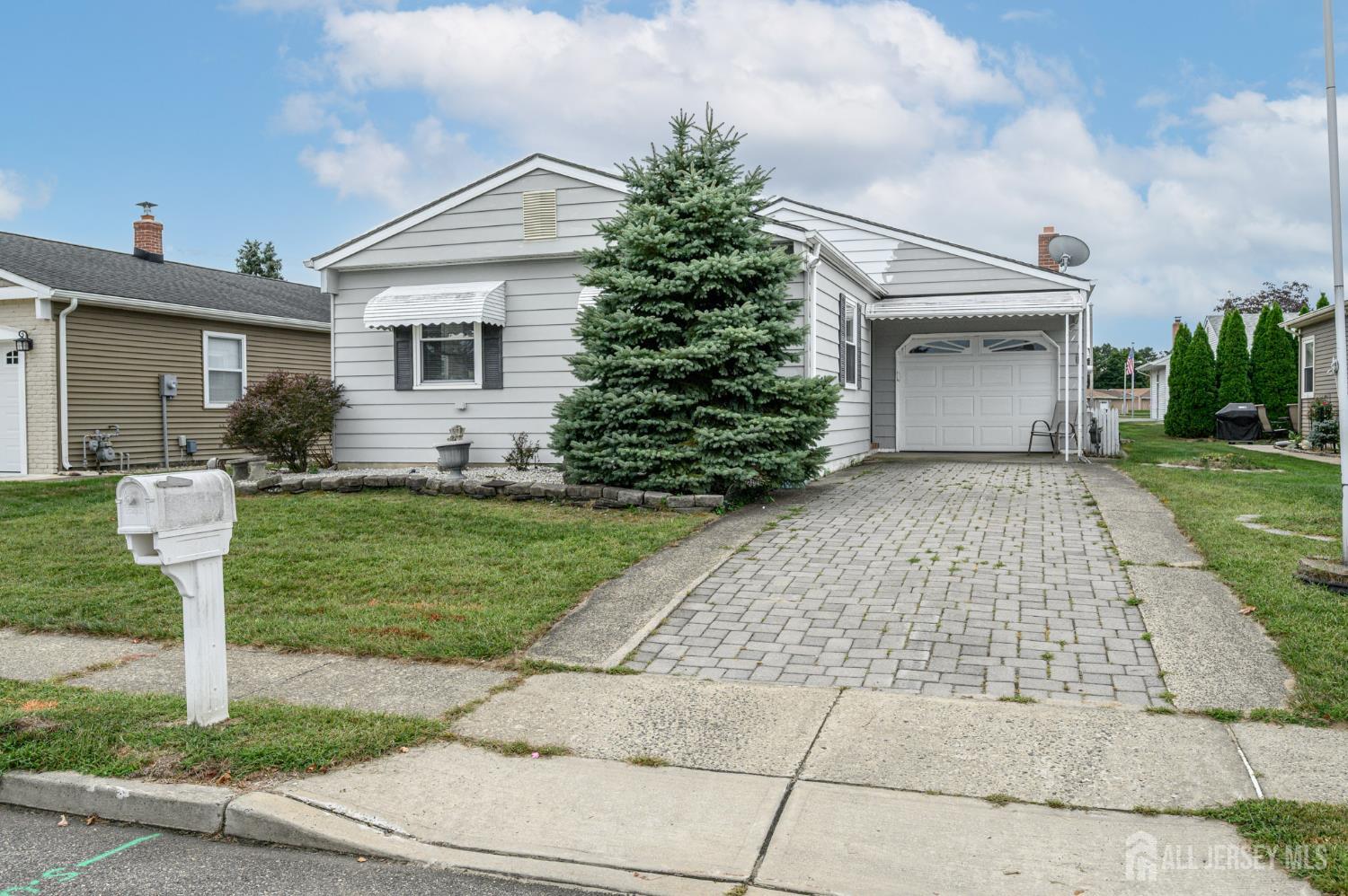 8 Lumsden Court — photo