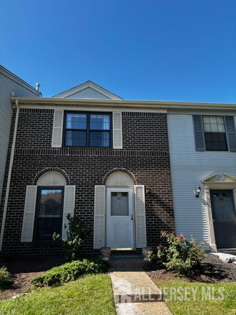 181 Hampshire Court — photo