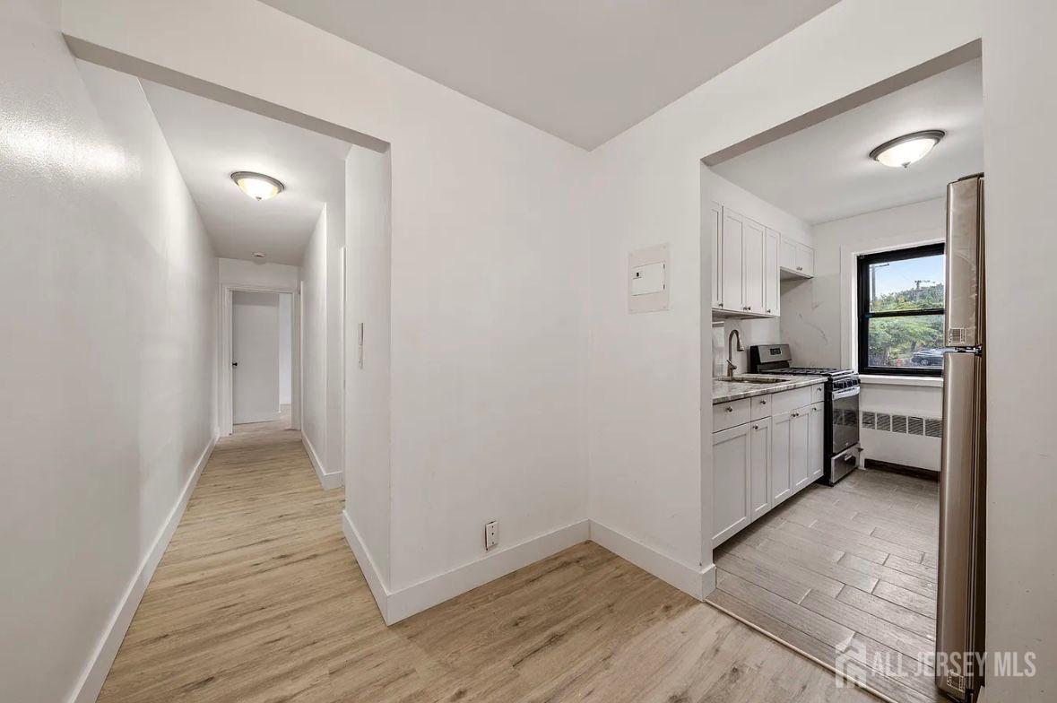 2335 Hudson Terrace — photo