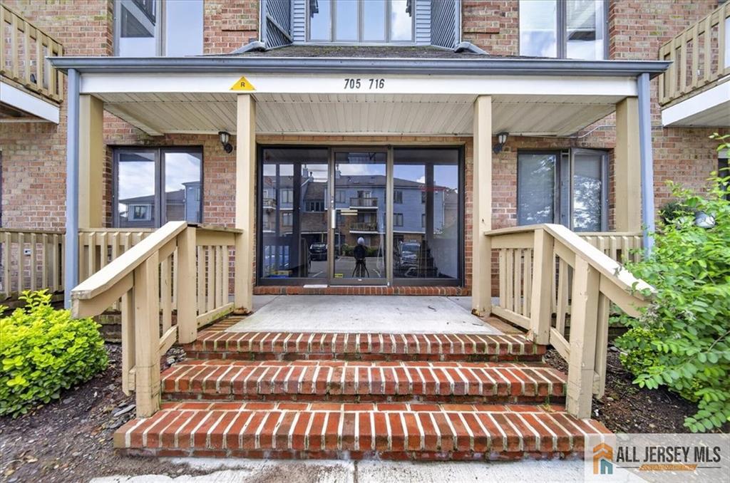 710 Peach Street — photo
