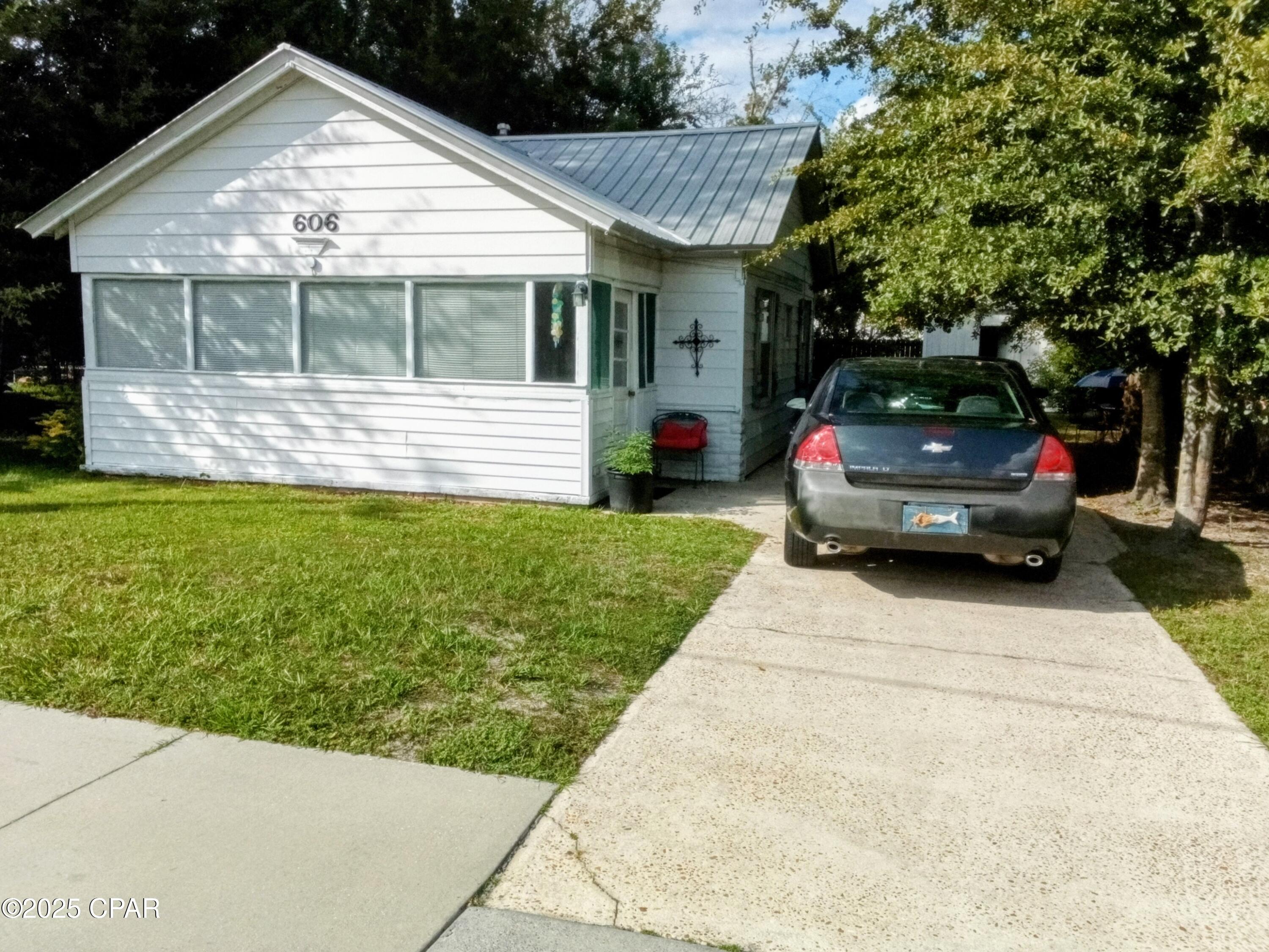 606 W 10th Street — photo