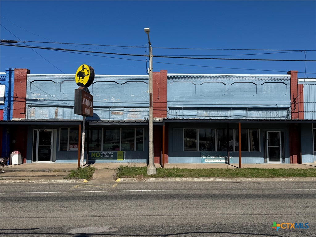 208 E Gassaway — photo