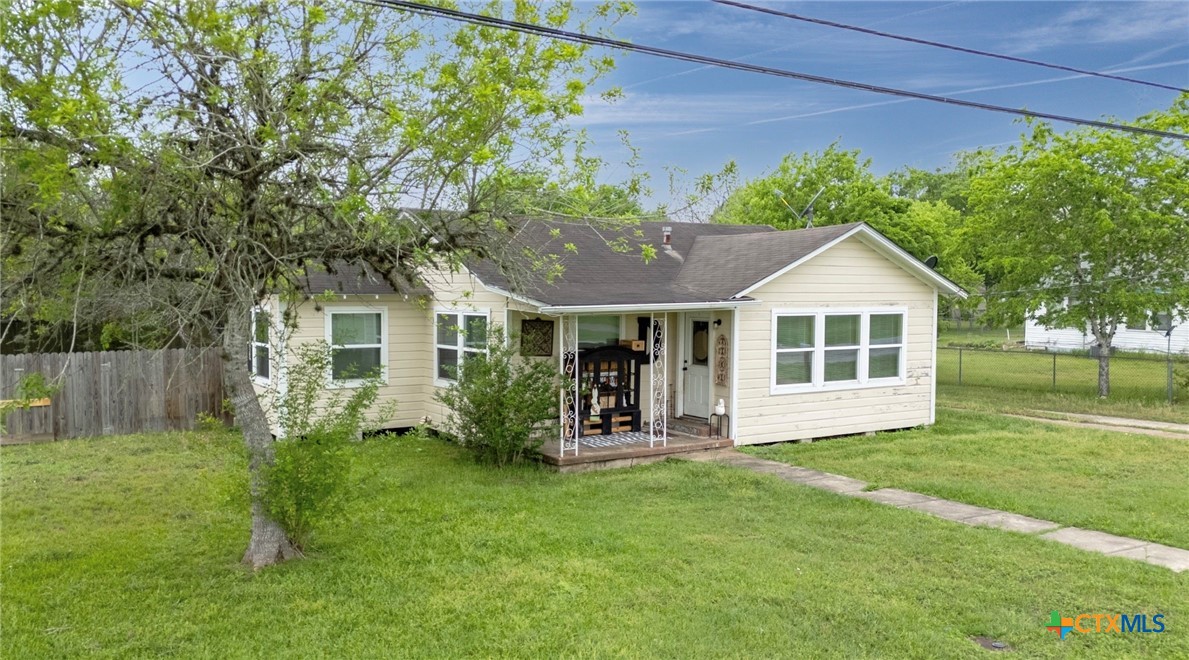 704 Maple, Yoakum, TX 77995 — photo 3