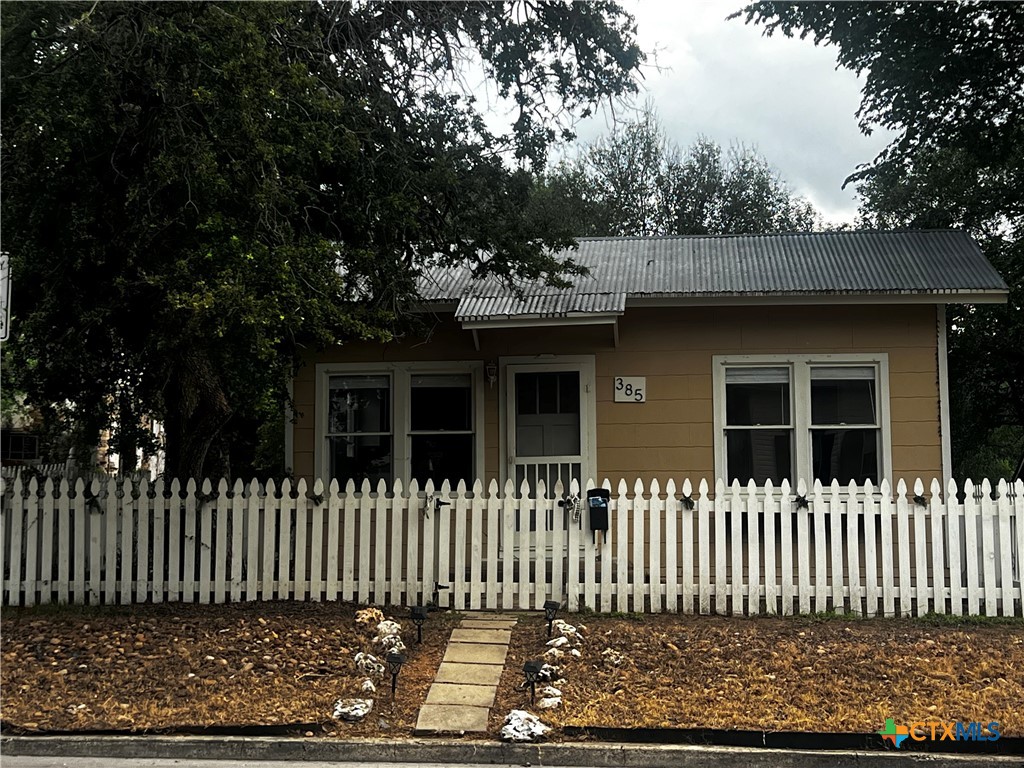 385 Comal Avenue — photo