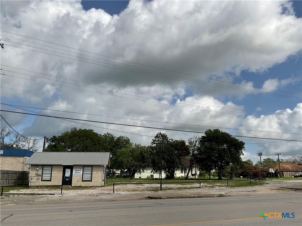 702 US Highway 77a — photo