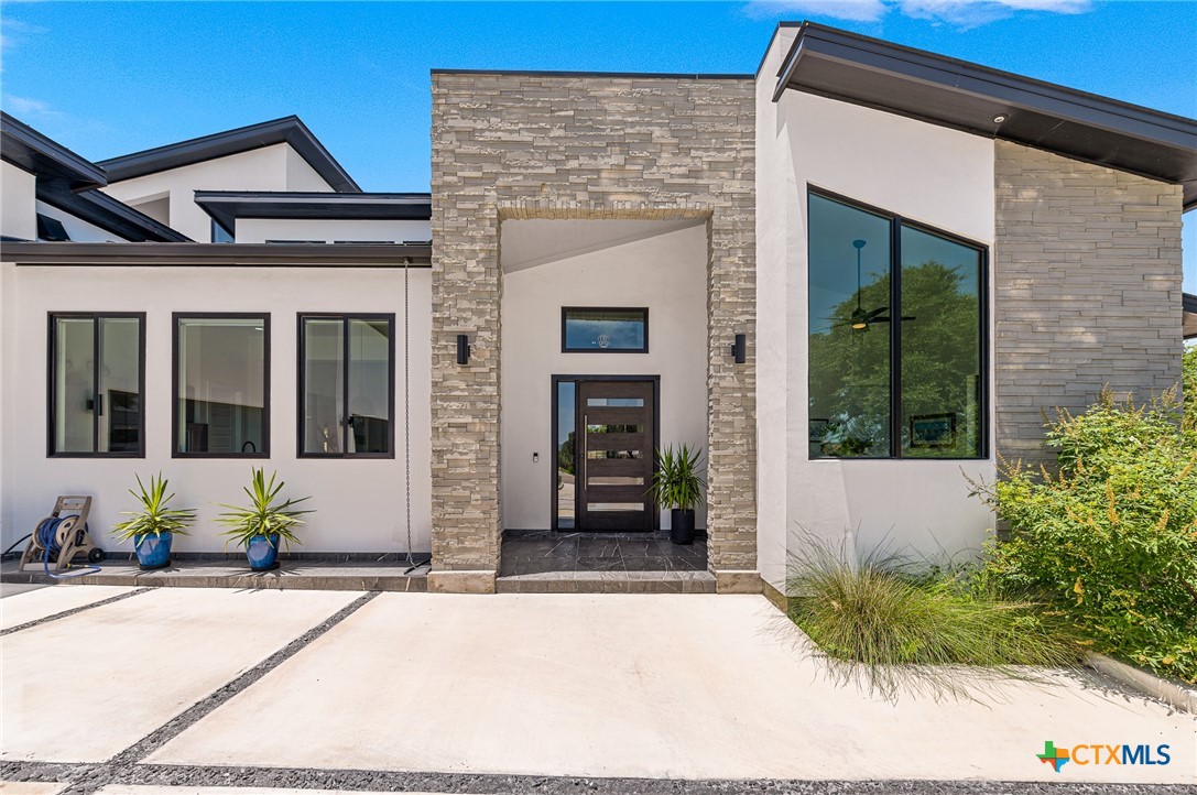 690 Kings Point Drive — photo
