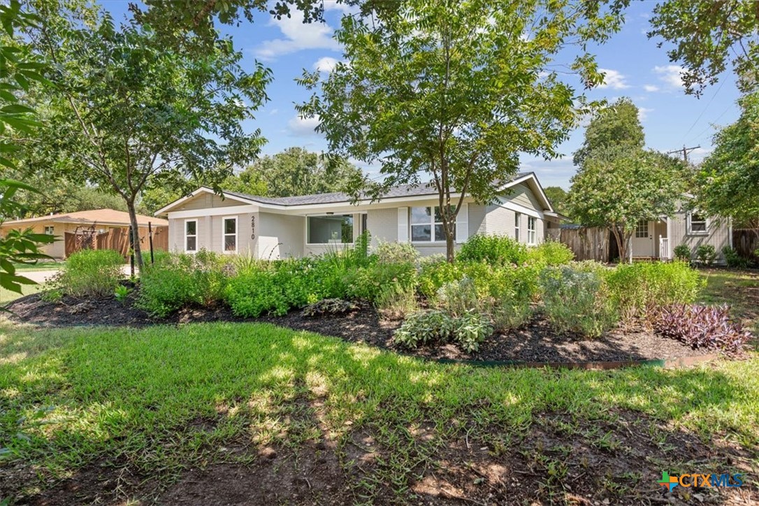 2810 Lilac Lane — photo