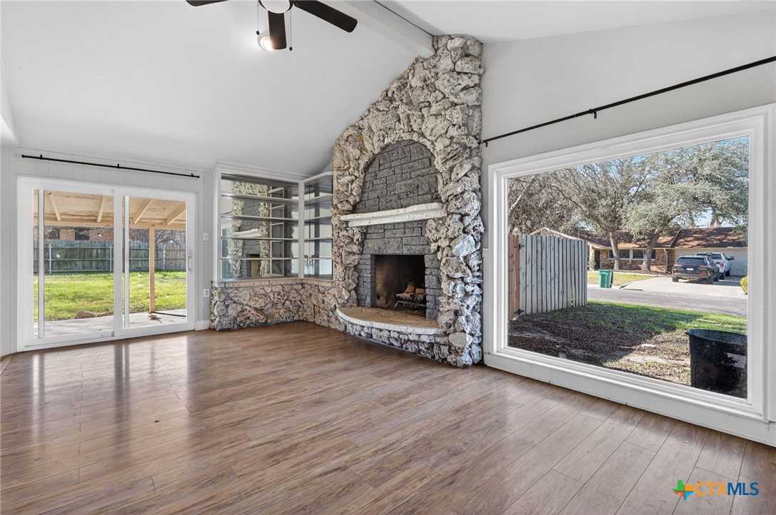 220 W Mockingbird Ln — photo