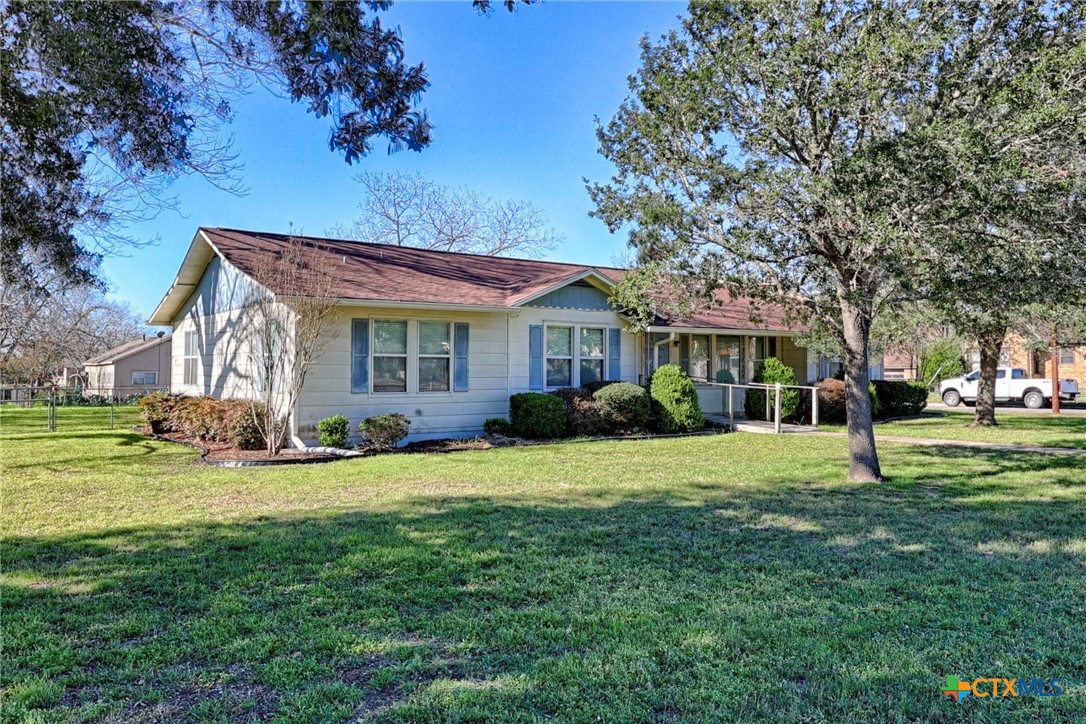 122 Ave E, Shiner, TX 77984 — photo 2