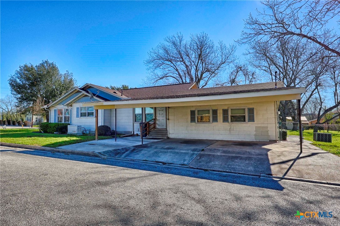 122 Ave E, Shiner, TX 77984 — photo 3