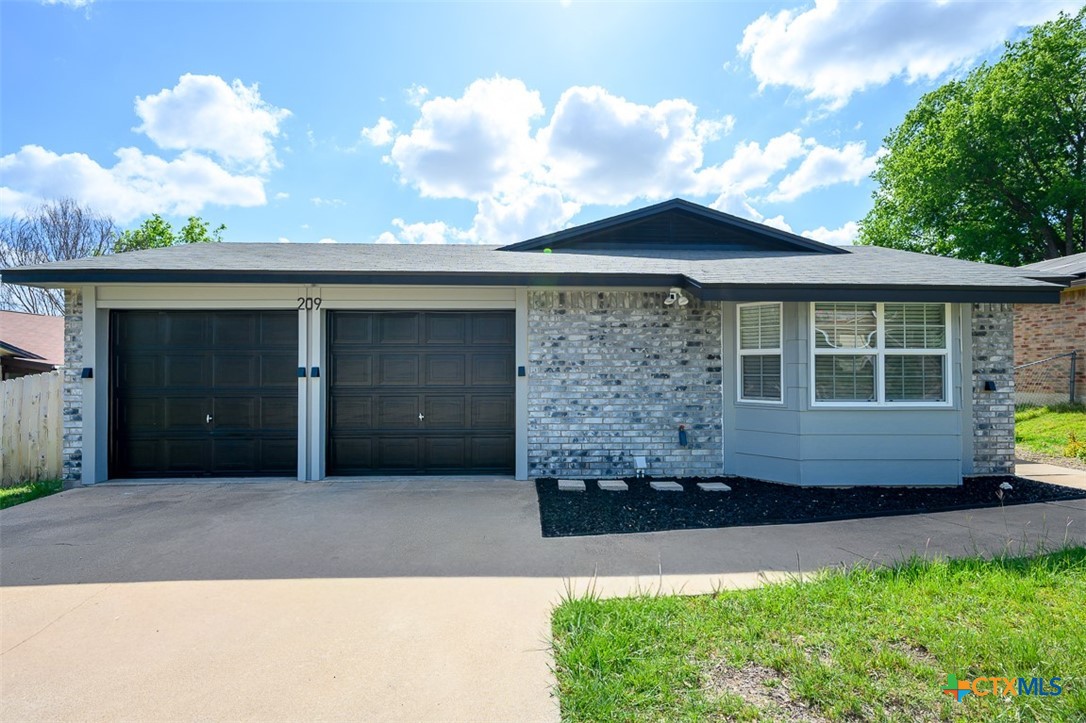 209 W Hogan Drive — photo