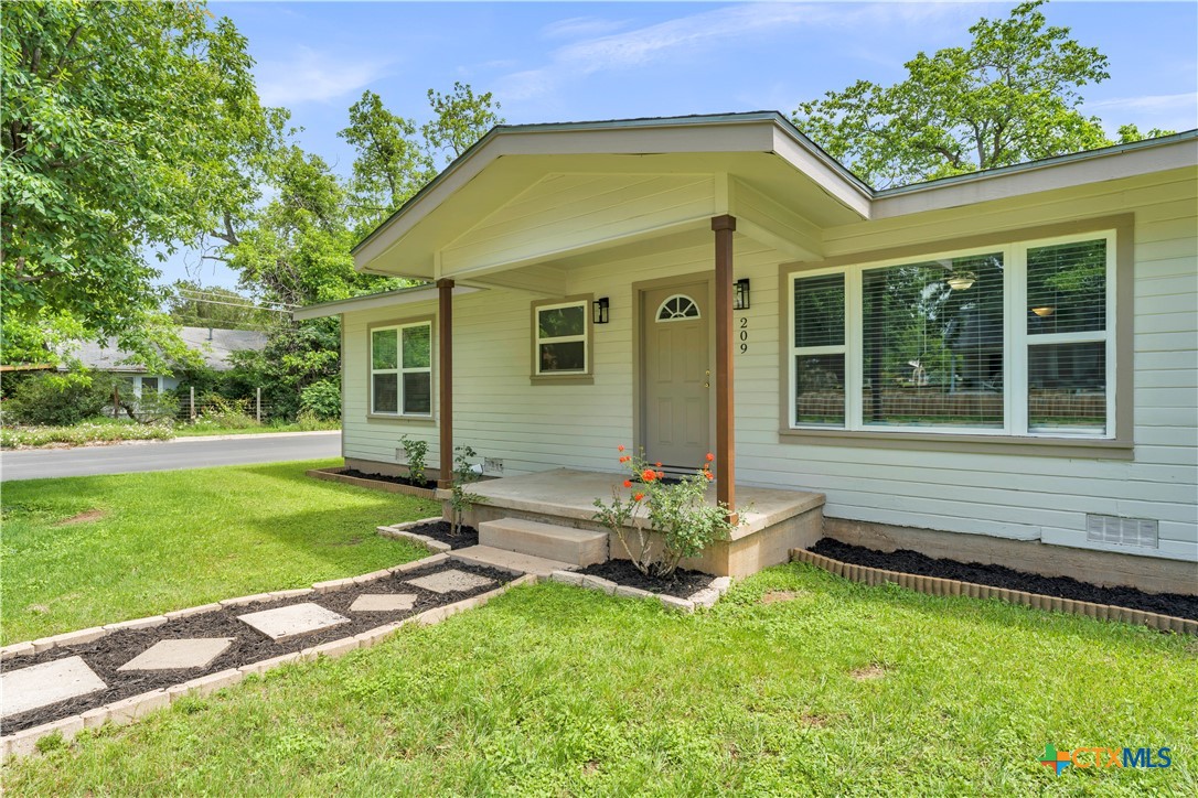209 E Live Oak Street — photo