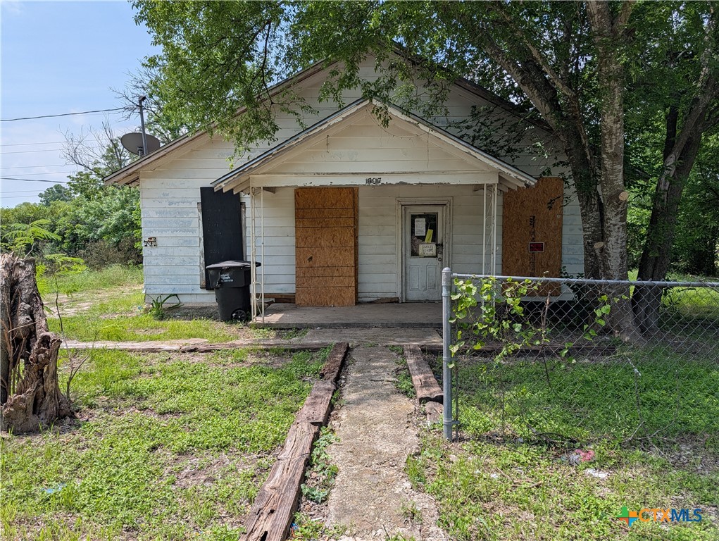 1507 E Avenue E — photo
