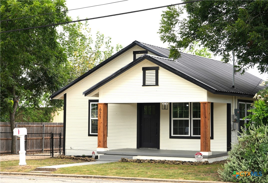 621 E Gonzales Street — photo