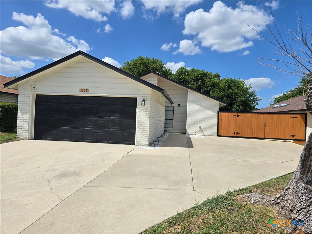 2207 Coach Drive — photo