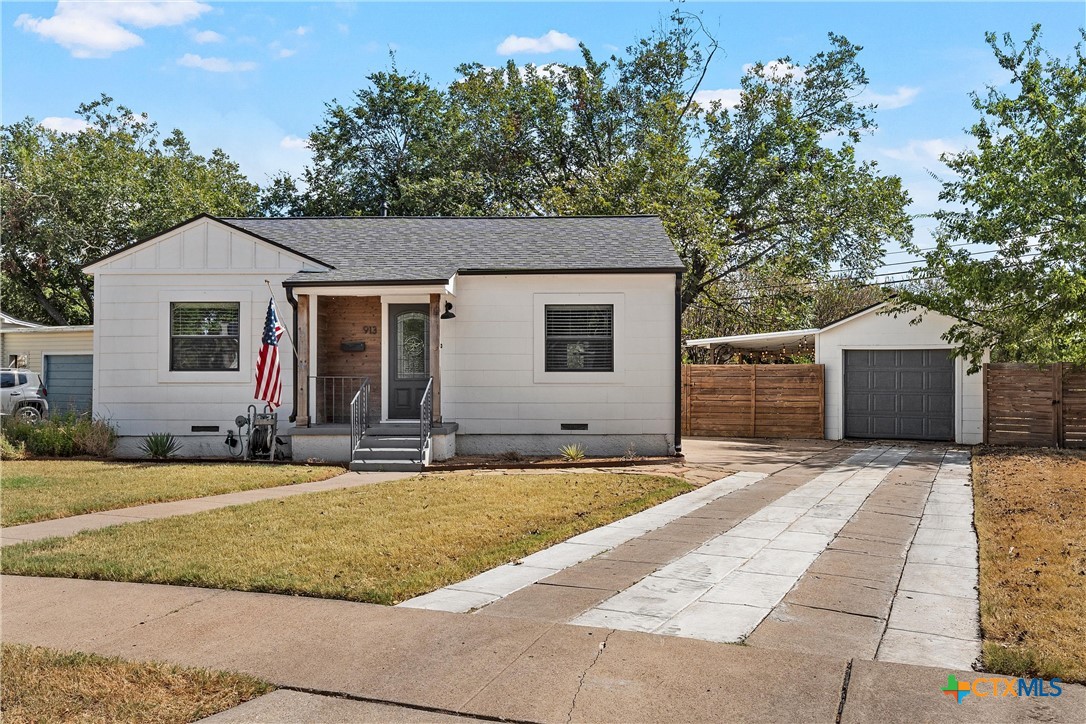 913 Alamo Court — photo