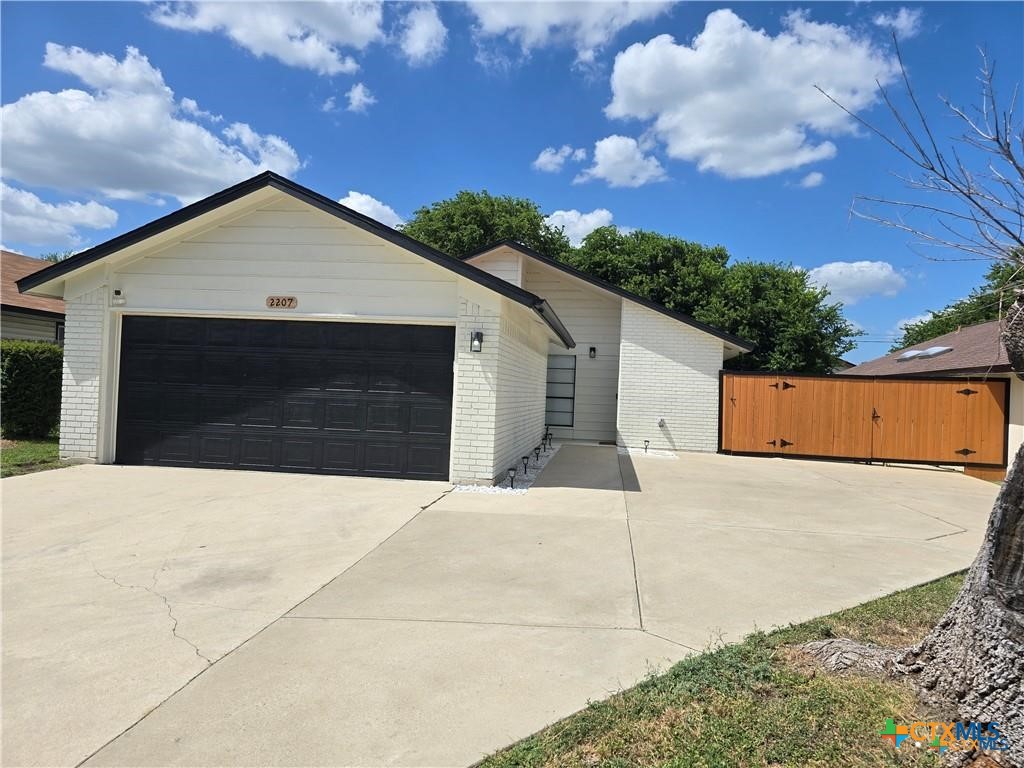 2207 Coach Drive — photo
