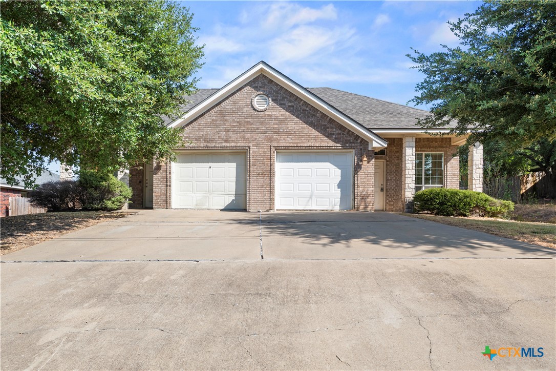 816 Twin Oaks Drive — photo