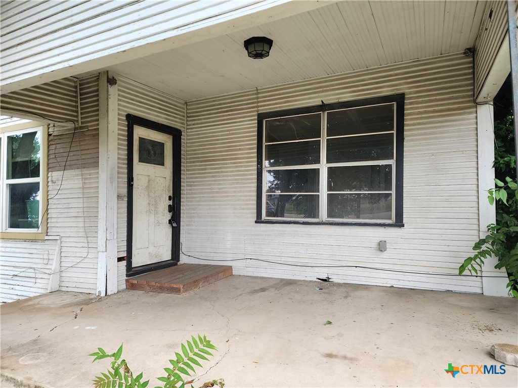 123 E Davis Street, Luling, TX 78648 — photo 2