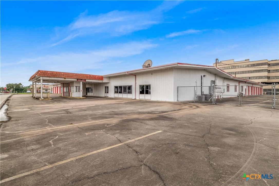1301 E North Street — photo