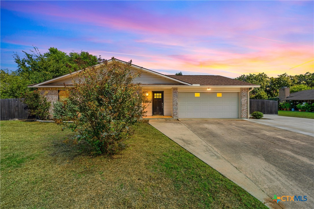2110 Carnation Lane — photo