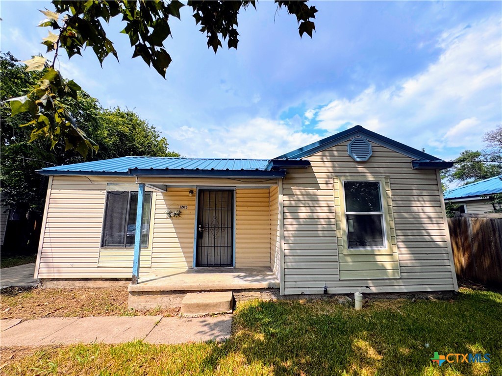 1203 E Avenue G — photo