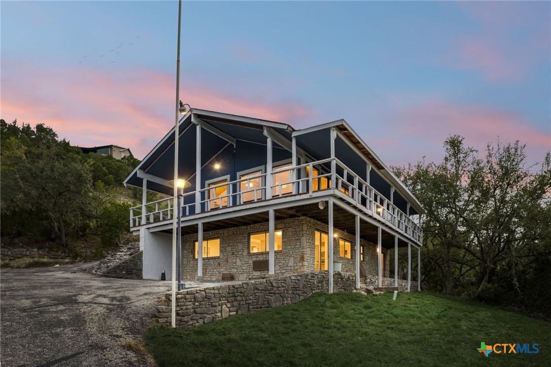 642 White Oak Dr — photo