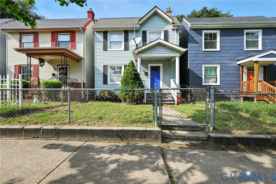 726 E Gladstone Ave — photo