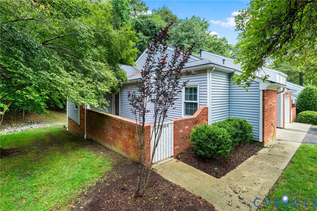 7564 Ingelnook Ct — photo